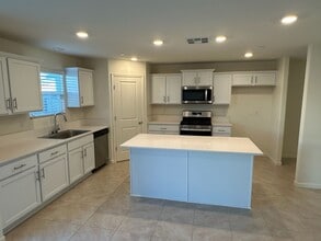 3317 N Clay St in Visalia, CA - Foto de edificio - Building Photo