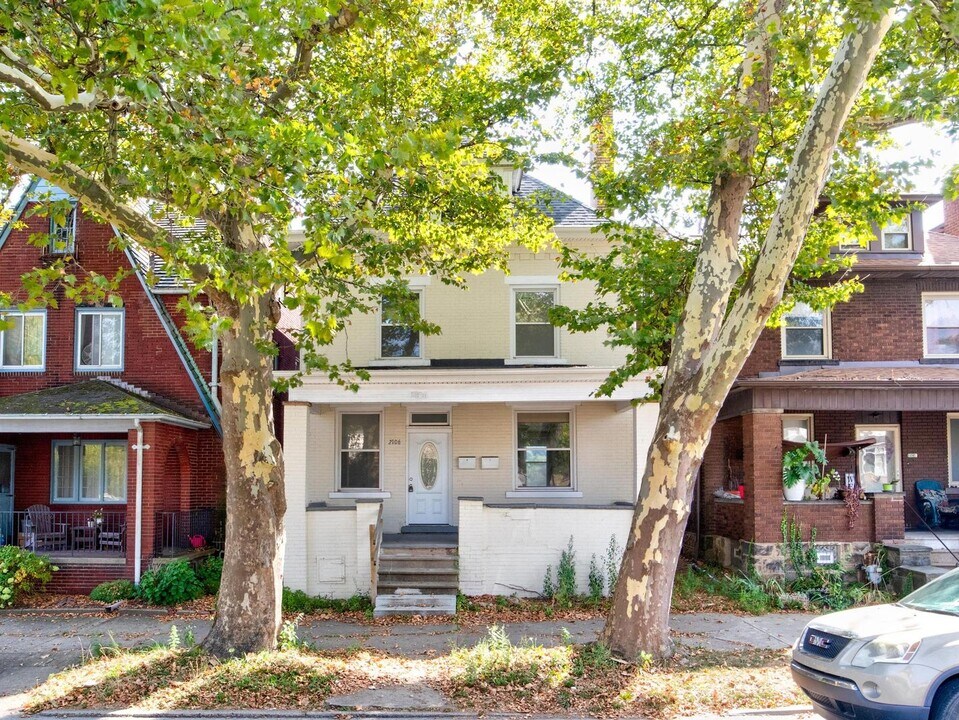 2106 7th Ave in Beaver Falls, PA - Building Photo