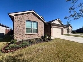 9608 New Bern Dr in Fort Worth, TX - Building Photo - Building Photo