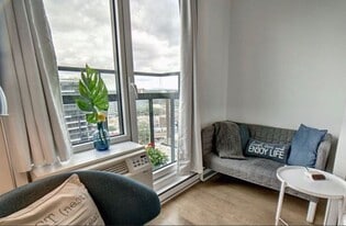 235 Rue Peel in Montréal, QC - Building Photo