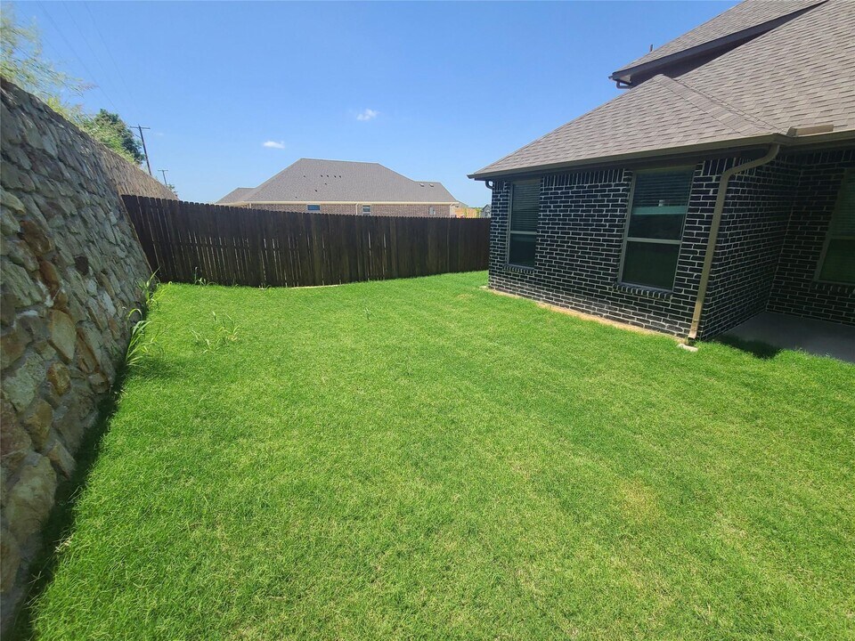 525 Hillcrest Cir in Justin, TX - Building Photo