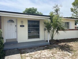 1241 Pilgrim Rd in Spring Hill, FL - Building Photo
