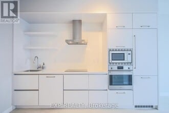 2221 Yonge St in Toronto, ON - Building Photo - Building Photo