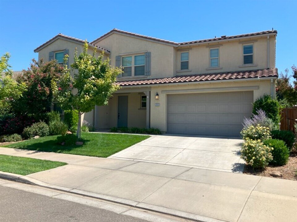 2253 Campolina Way in Oakdale, CA - Building Photo