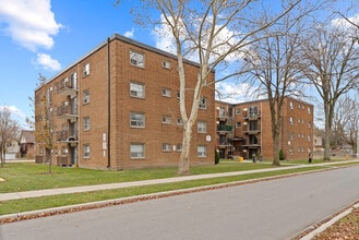 Randal Court in Windsor, ON - Building Photo - Building Photo