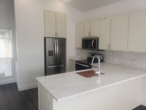 5749 11th Ave in Los Angeles, CA - Foto de edificio - Building Photo