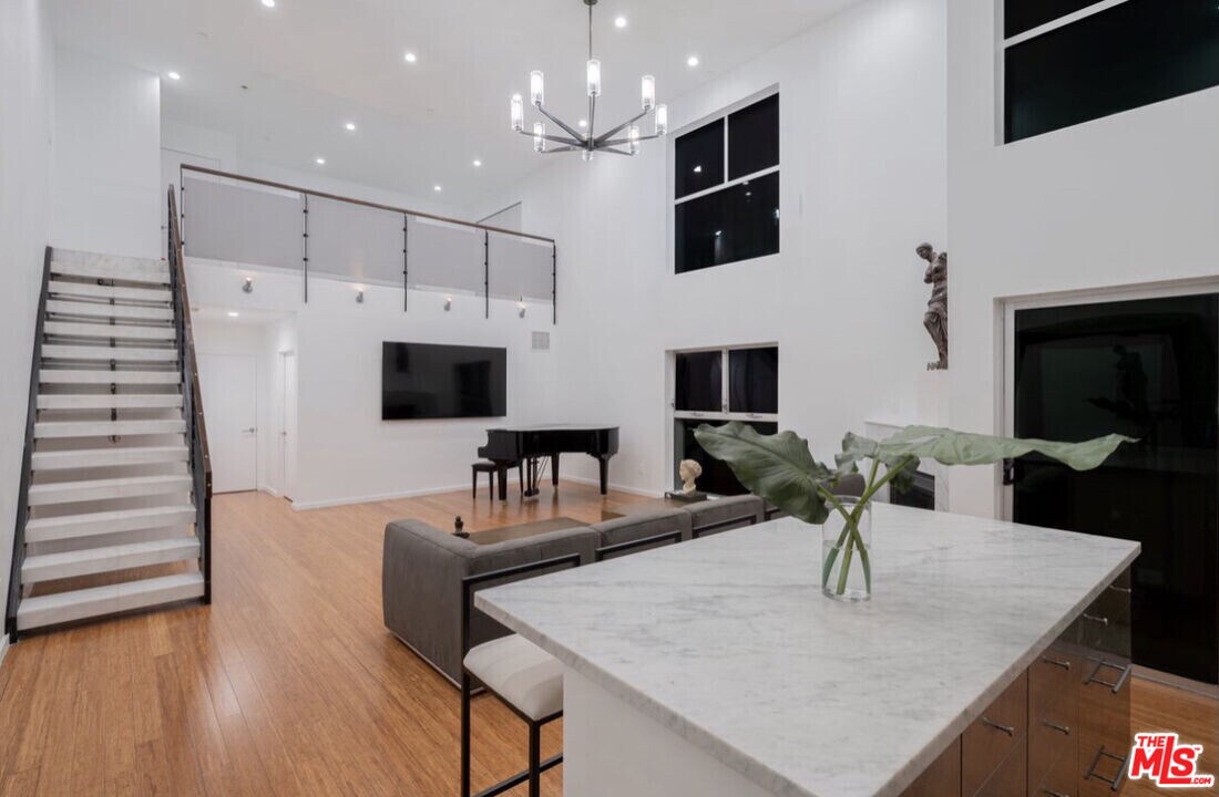 7062 Hawthorn Ave in Los Angeles, CA - Building Photo