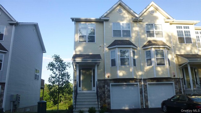 48 Berry Ln in Wappingers Falls, NY - Building Photo - Building Photo