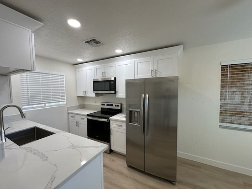 93 N Cooper Rd in Chandler, AZ - Foto de edificio