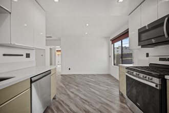 5667 La Mirada Ave in Los Angeles, CA - Building Photo - Building Photo