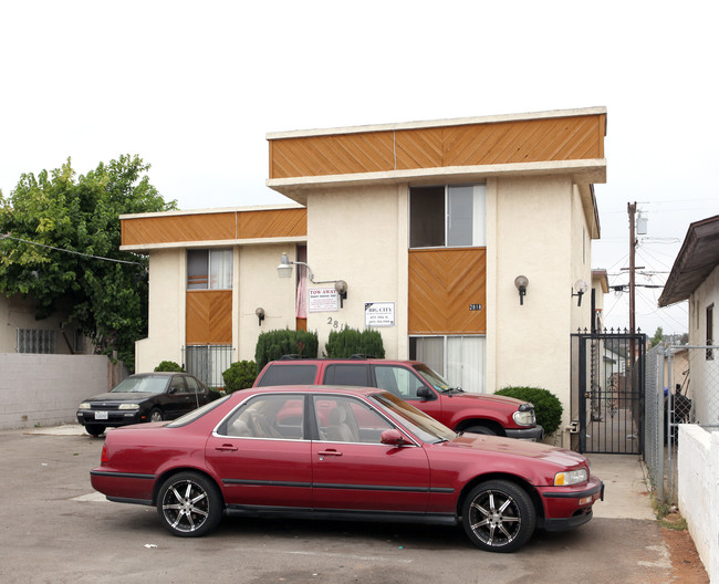 2818 Clay Ave in San Diego, CA - Foto de edificio - Building Photo