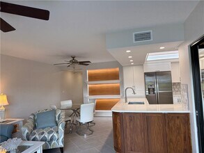 5850 Trailwinds Dr in Ft. Myers, FL - Building Photo - Building Photo