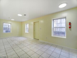 13 Lisa Ct in Newark, NJ - Building Photo - Building Photo