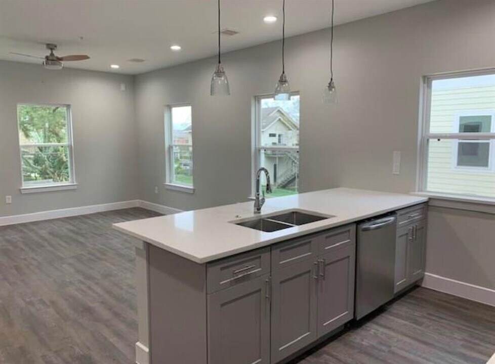 142 W 5th St-Unit -D in Kemah, TX - Building Photo