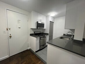 405 E 56th St, Unit 5N in New York, NY - Foto de edificio - Building Photo