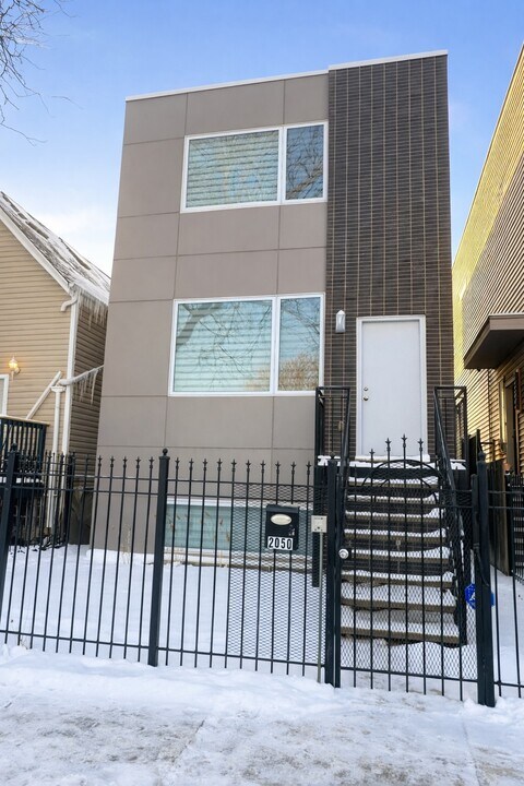 2050 N Hamlin Ave in Chicago, IL - Building Photo