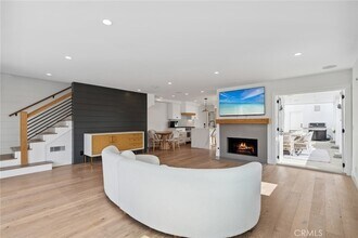 300 Coral Ave, Unit 2F in Newport Beach, CA - Foto de edificio - Building Photo