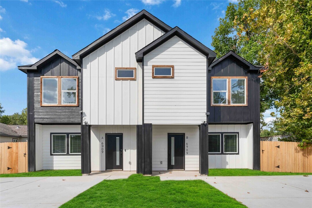 6909 S Hall St in Houston, TX - Building Photo