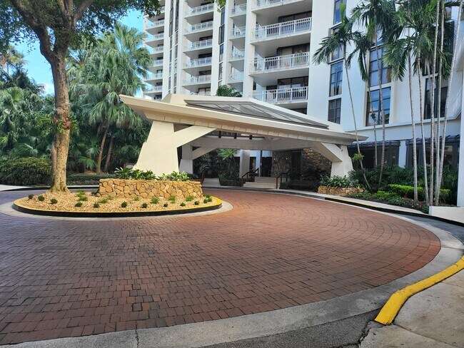 1000 Quayside Ter, Unit 812 in Miami, FL - Foto de edificio - Building Photo