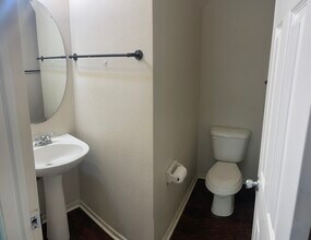 557 Lakeside Valley Dr in Winston-Salem, NC - Building Photo - Building Photo