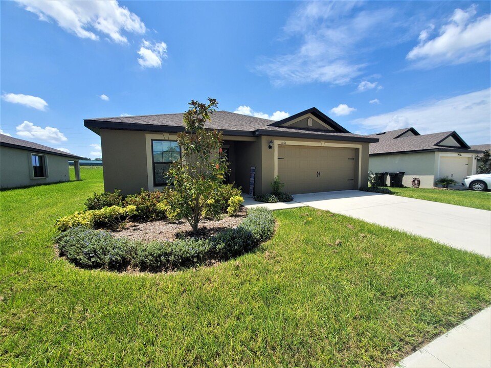 1891 Amber Sweet Cir in Dundee, FL - Building Photo