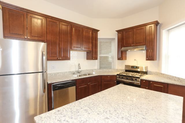 1460 W Erie St, Unit J04P in Chicago, IL - Building Photo - Building Photo