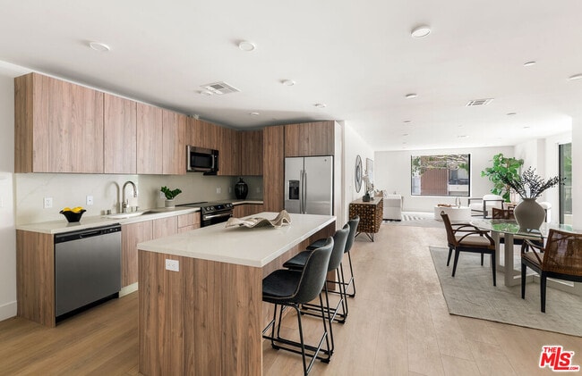 3651 Regal Pl in Los Angeles, CA - Building Photo - Building Photo