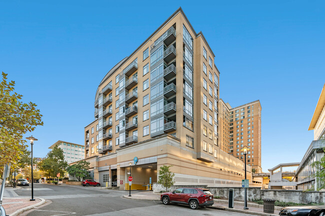 One Independence Plaza in Hyattsville, MD - Building Photo - Building Photo