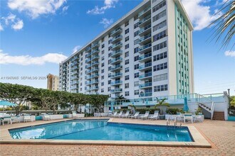 2841 NE 163rd St in North Miami Beach, FL - Building Photo - Building Photo