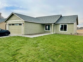 216 E Montmorency Blvd in George, WA - Building Photo