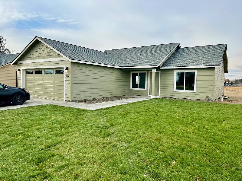 216 E Montmorency Blvd in George, WA - Foto de edificio