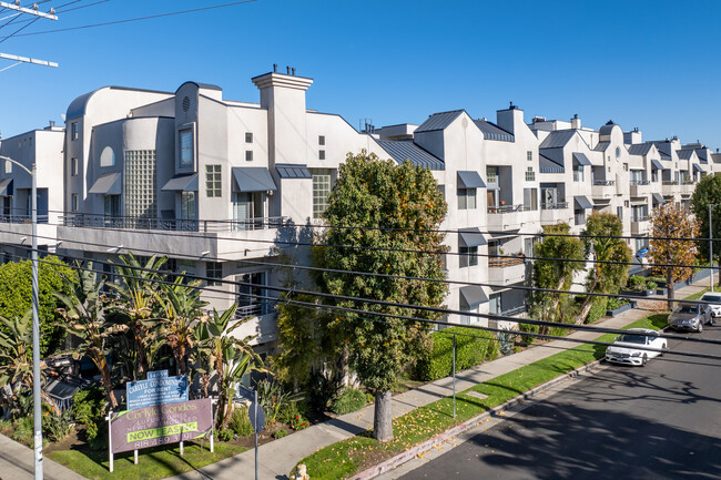 Carlyle Condominiums in Sherman Oaks, CA - Building Photo - Building Photo