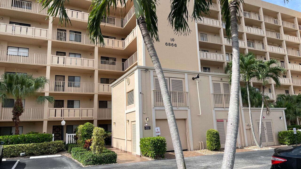 6866 Huntington Ln in Delray Beach, FL - Building Photo