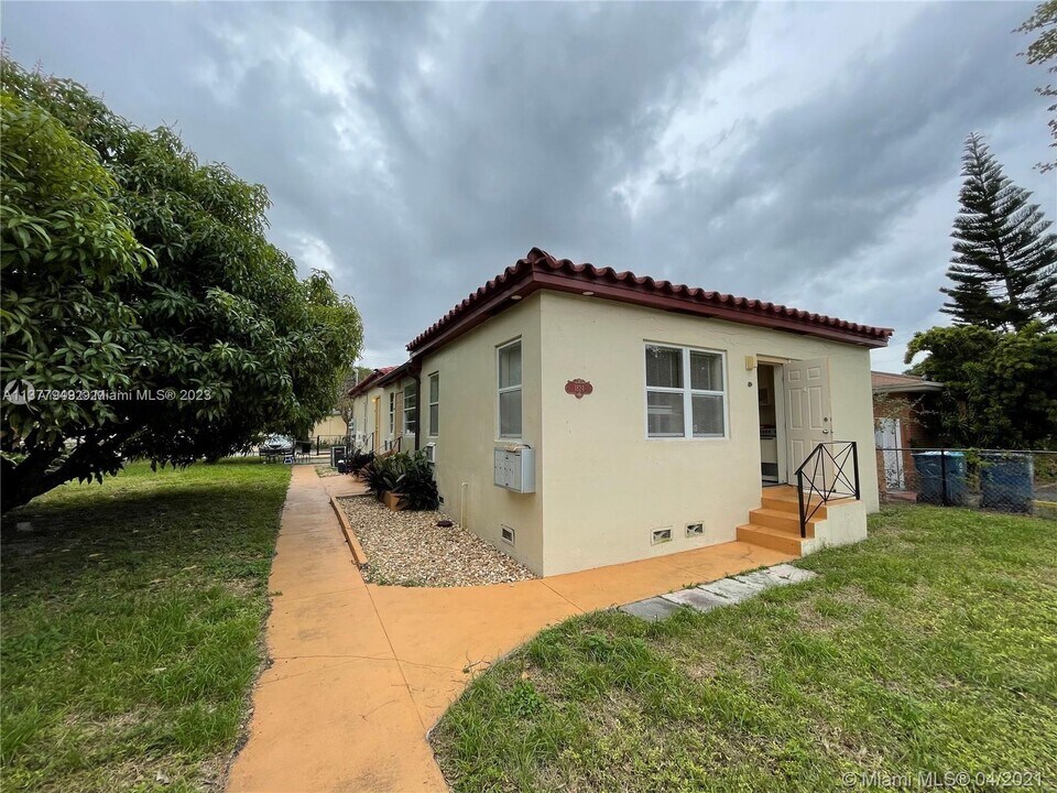 1824 Adams St in Hollywood, FL - Building Photo