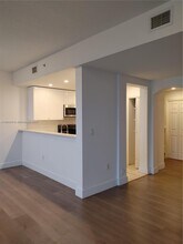 10901 NW 83rd St, Unit 204 in Doral, FL - Foto de edificio - Building Photo