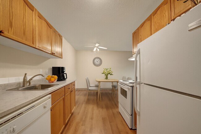 Cambridge West in Edmonton, AB - Building Photo - Building Photo