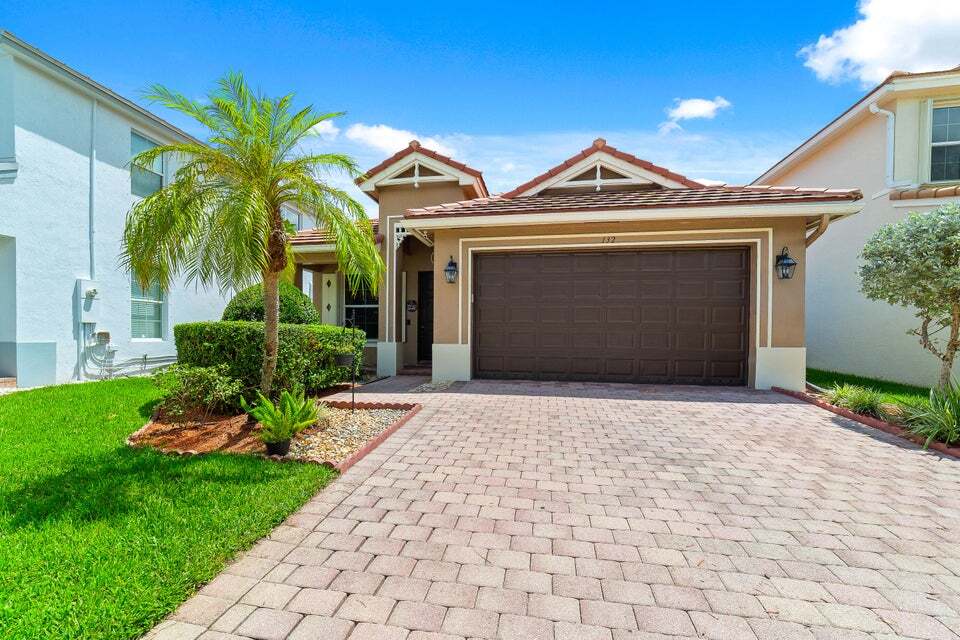 132 Belle Grove Ln in Royal Palm Beach, FL - Building Photo