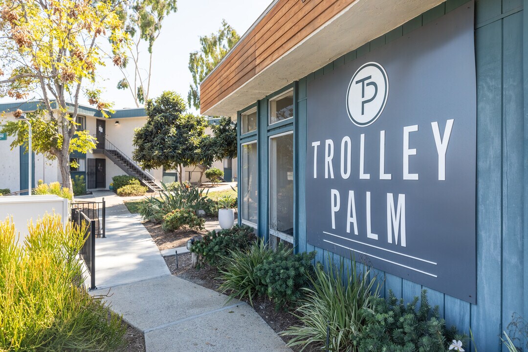 Trolley Palm in La Mesa, CA - Foto de edificio