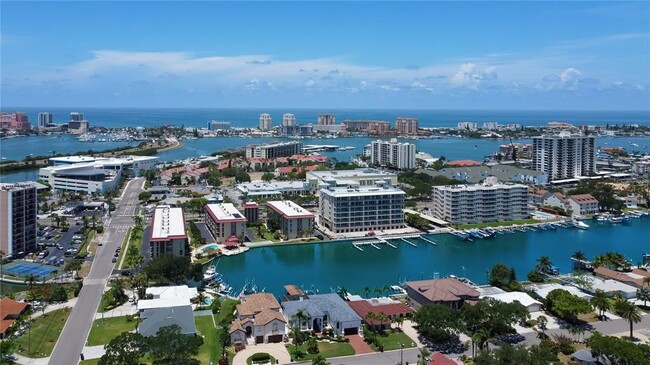 112 Leeward Island in Clearwater, FL - Foto de edificio - Building Photo