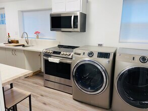 2440 Wickstrom Pl SW in Seattle, WA - Foto de edificio - Building Photo