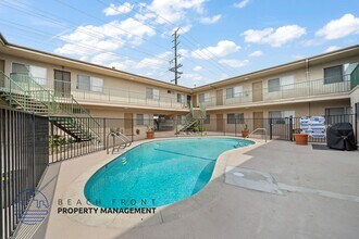 13444-13460 Prairie Ave. in Hawthorne, CA - Foto de edificio - Building Photo