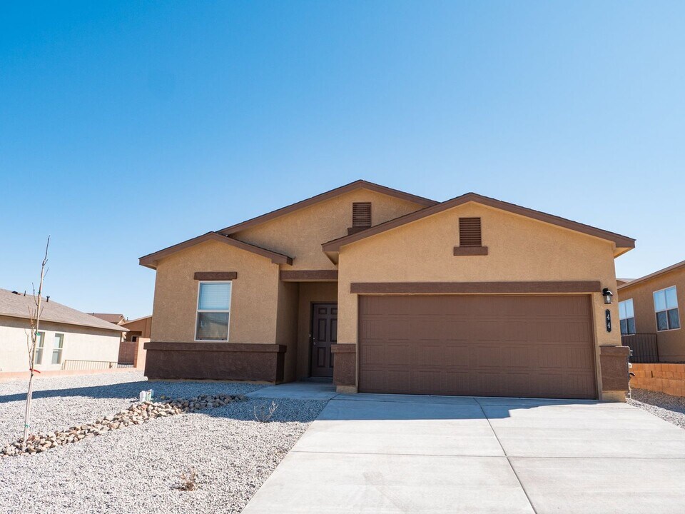 44 Hermanos Loop in Los Lunas, NM - Building Photo