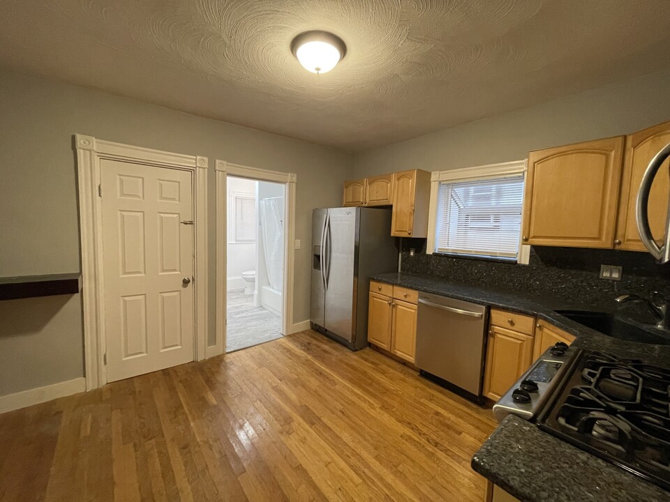 35 Cameron Ave, Unit 2T in Somerville, MA - Building Photo