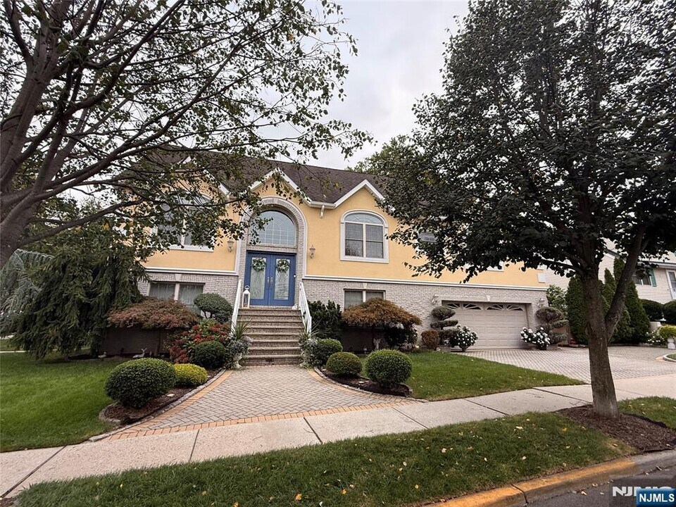 424 Page in Lyndhurst, NJ - Building Photo