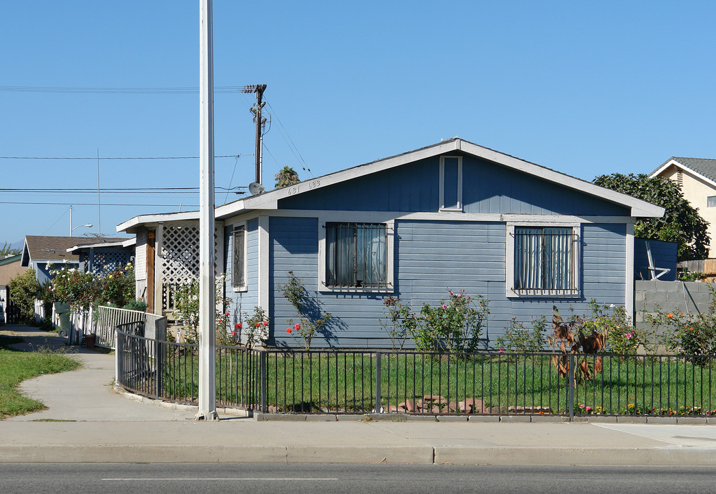 631-633 E Pleasant Valley Rd in Oxnard, CA - Building Photo