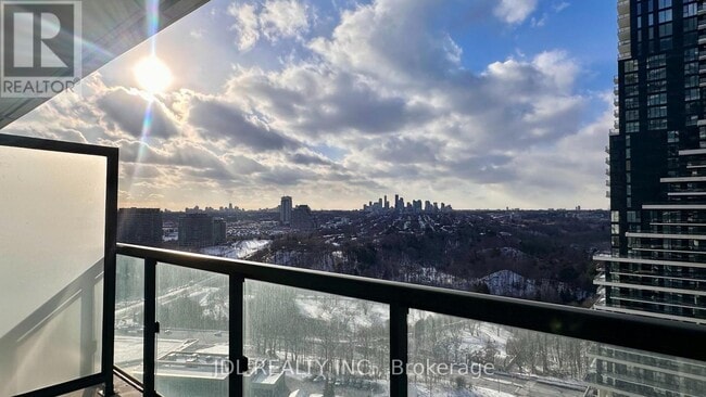 30 Inn On The Pk Dr in Toronto, ON - Building Photo - Building Photo