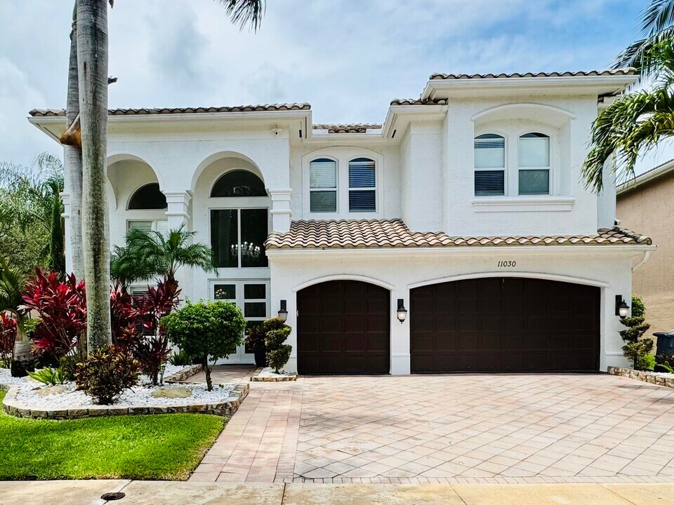 11030 Misty Ridge Way in Boynton Beach, FL - Foto de edificio