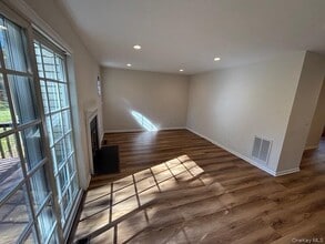 2503 Canterbury Way in Mt Kisco, NY - Building Photo - Building Photo