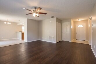 318 Regal Park Dr in Valrico, FL - Foto de edificio - Building Photo