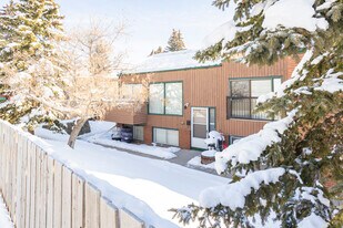 15 Huntington Park Pl NW in Calgary, AB - Building Photo
